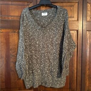 Old Navy Green and Cream V-Neck Sweater Relaxed Fit